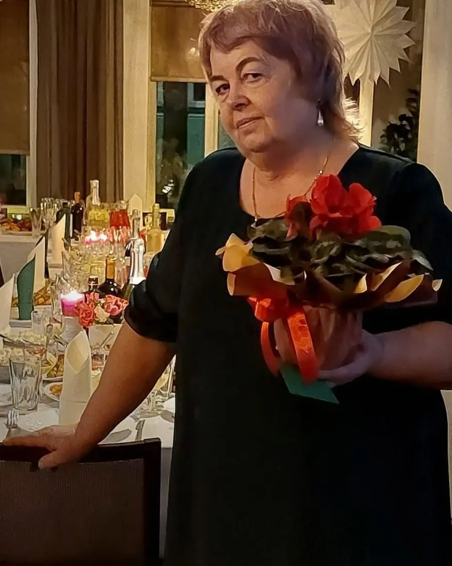 Dzintra — restorāna Pumpurs Māja īpašniece un šefpavāre zālē pirms viesību vakara