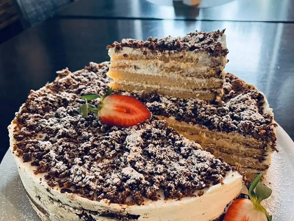 Mājas kārtu torte svinību galdam